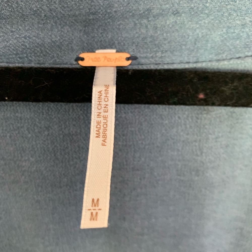 Free people size medium long flared sleeved shirt. Size medium. Great condition - Picture 4 of 8
